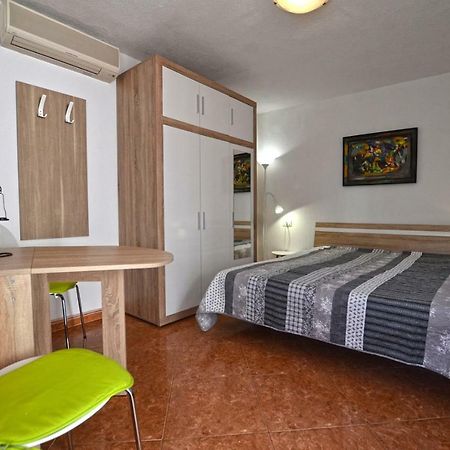 Yulia Apartments 로비니 외부 사진