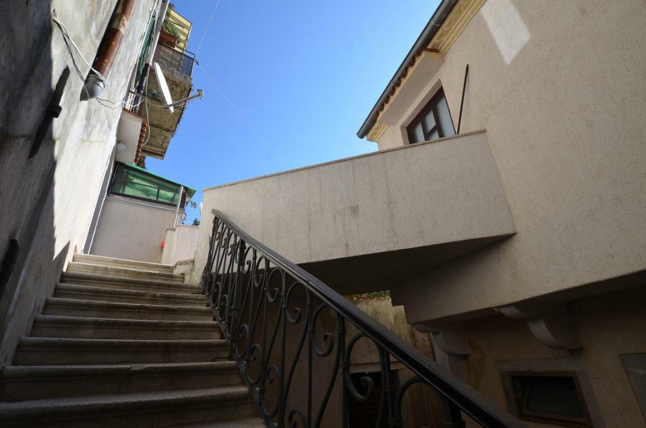 Yulia Apartments 로비니 외부 사진