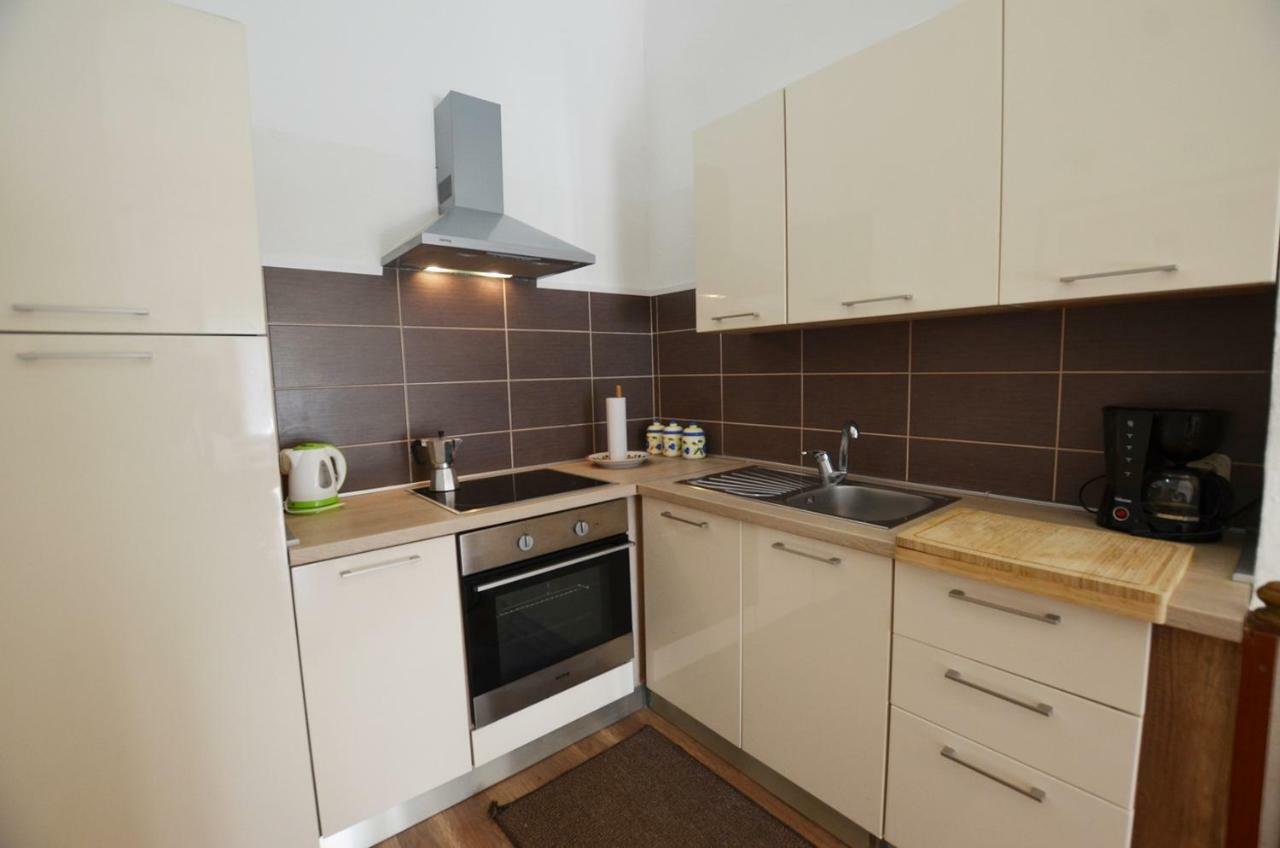 Yulia Apartments 로비니 외부 사진