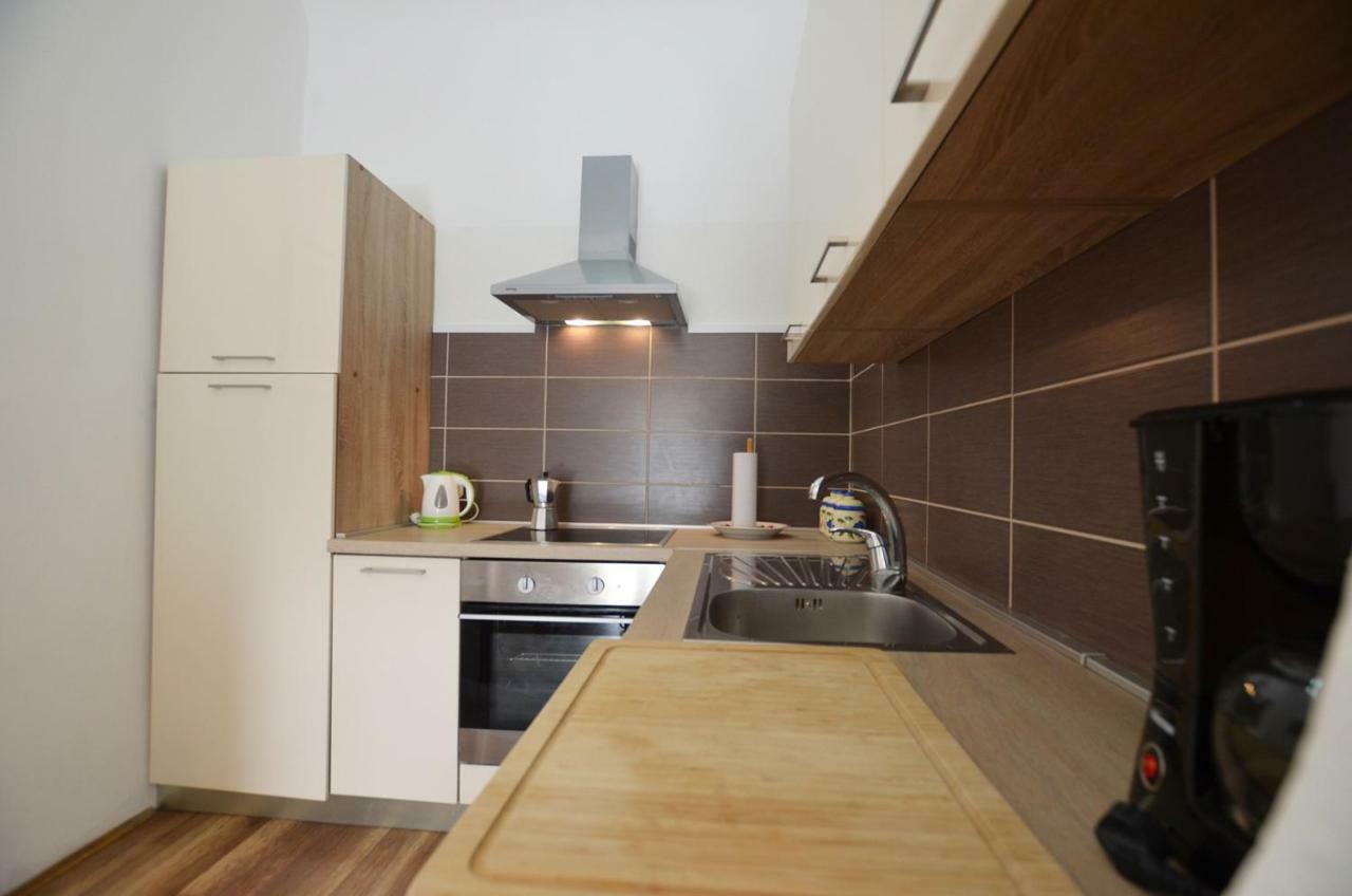 Yulia Apartments 로비니 외부 사진