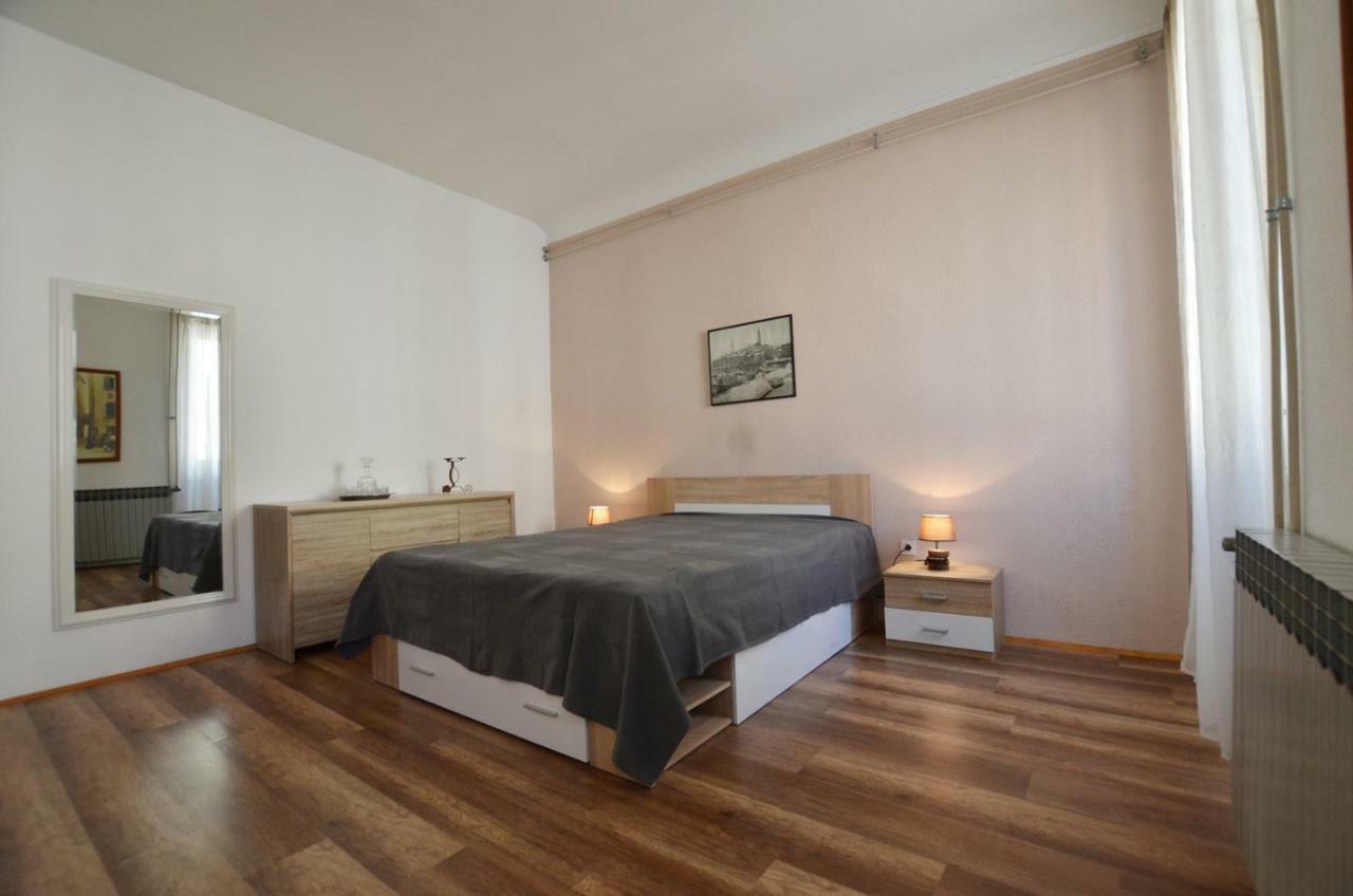 Yulia Apartments 로비니 외부 사진