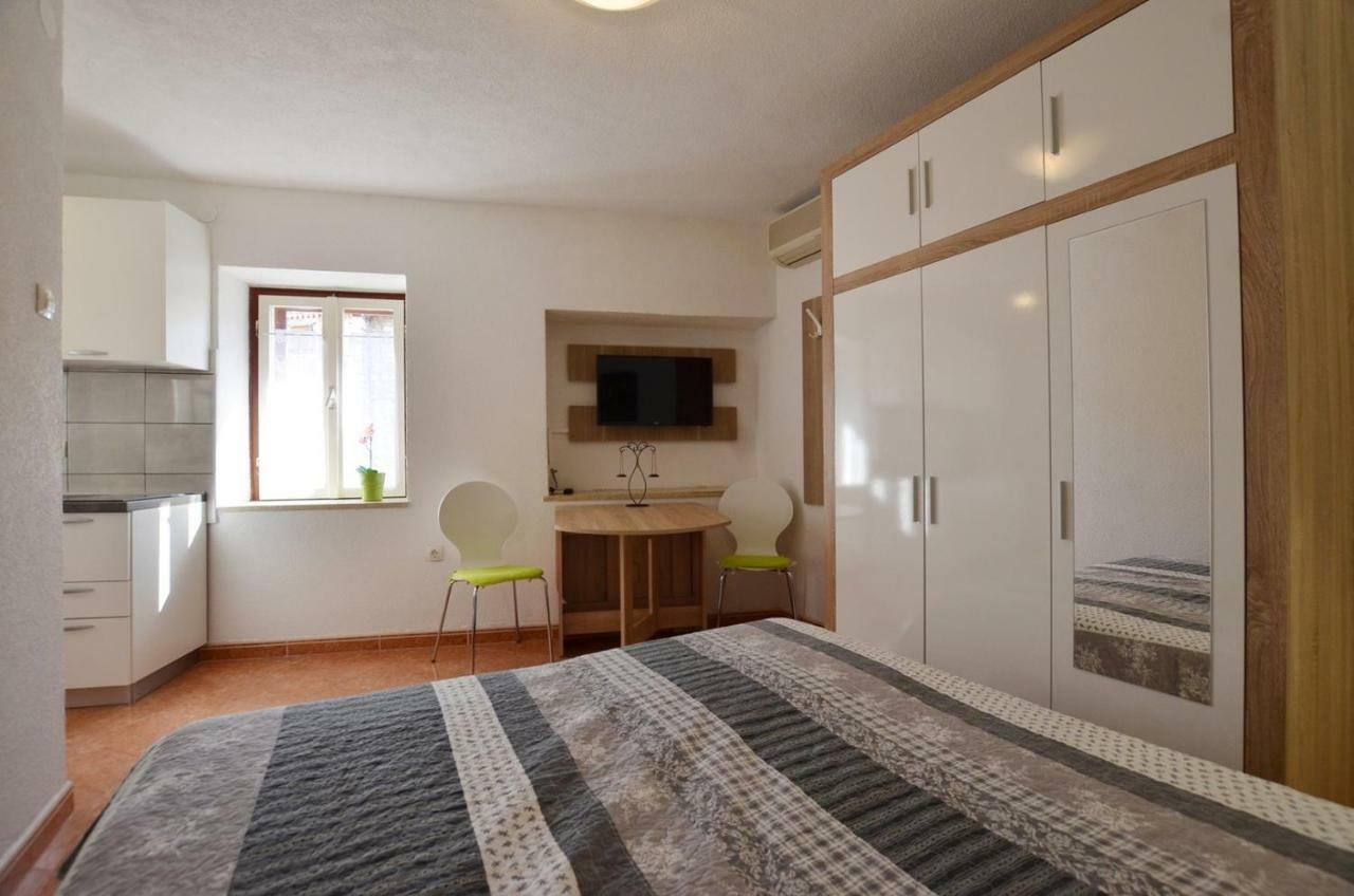 Yulia Apartments 로비니 외부 사진